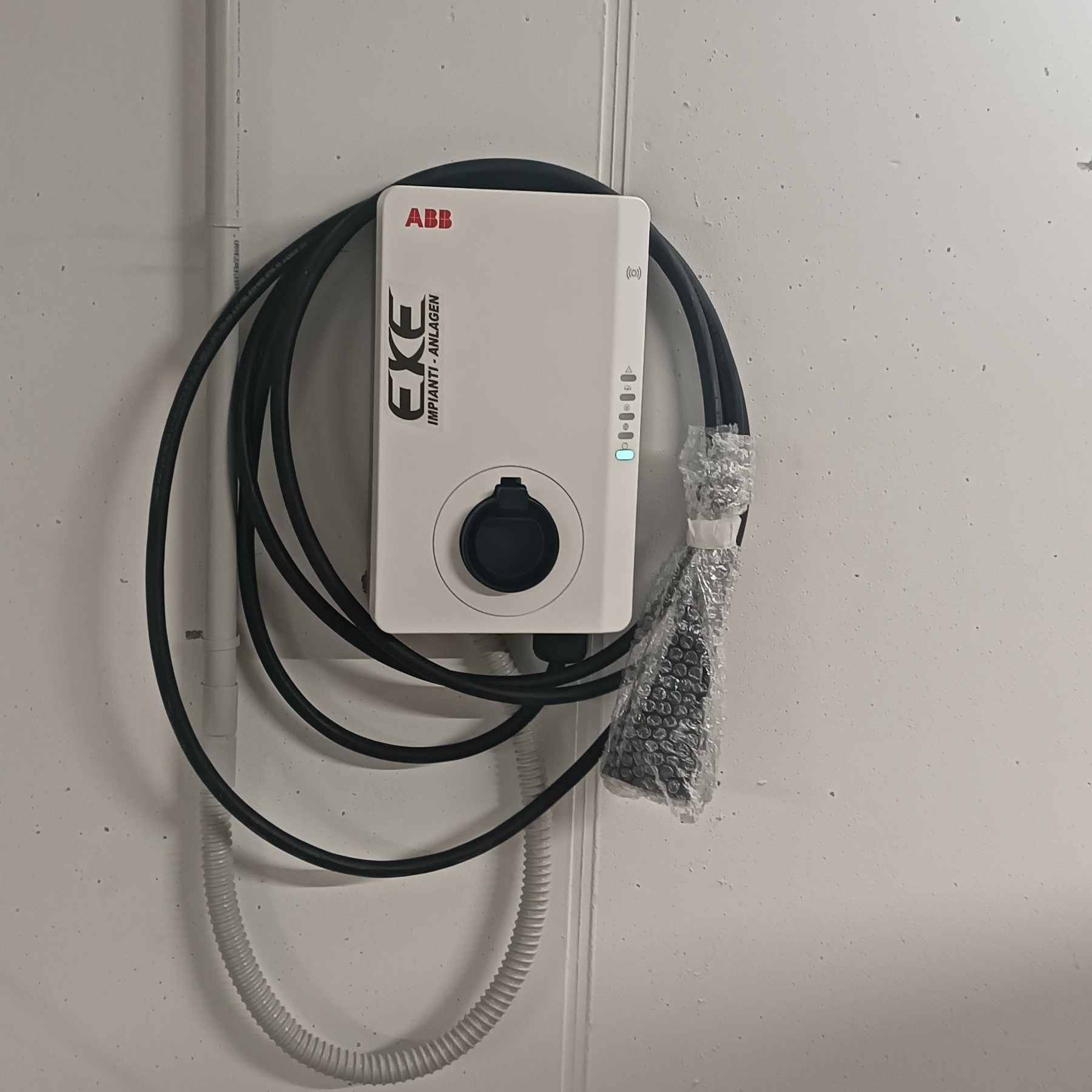 Installazione di Wall Box per ricarica automobili elettriche con modulo per la gestione della potenza in modo dinamico
